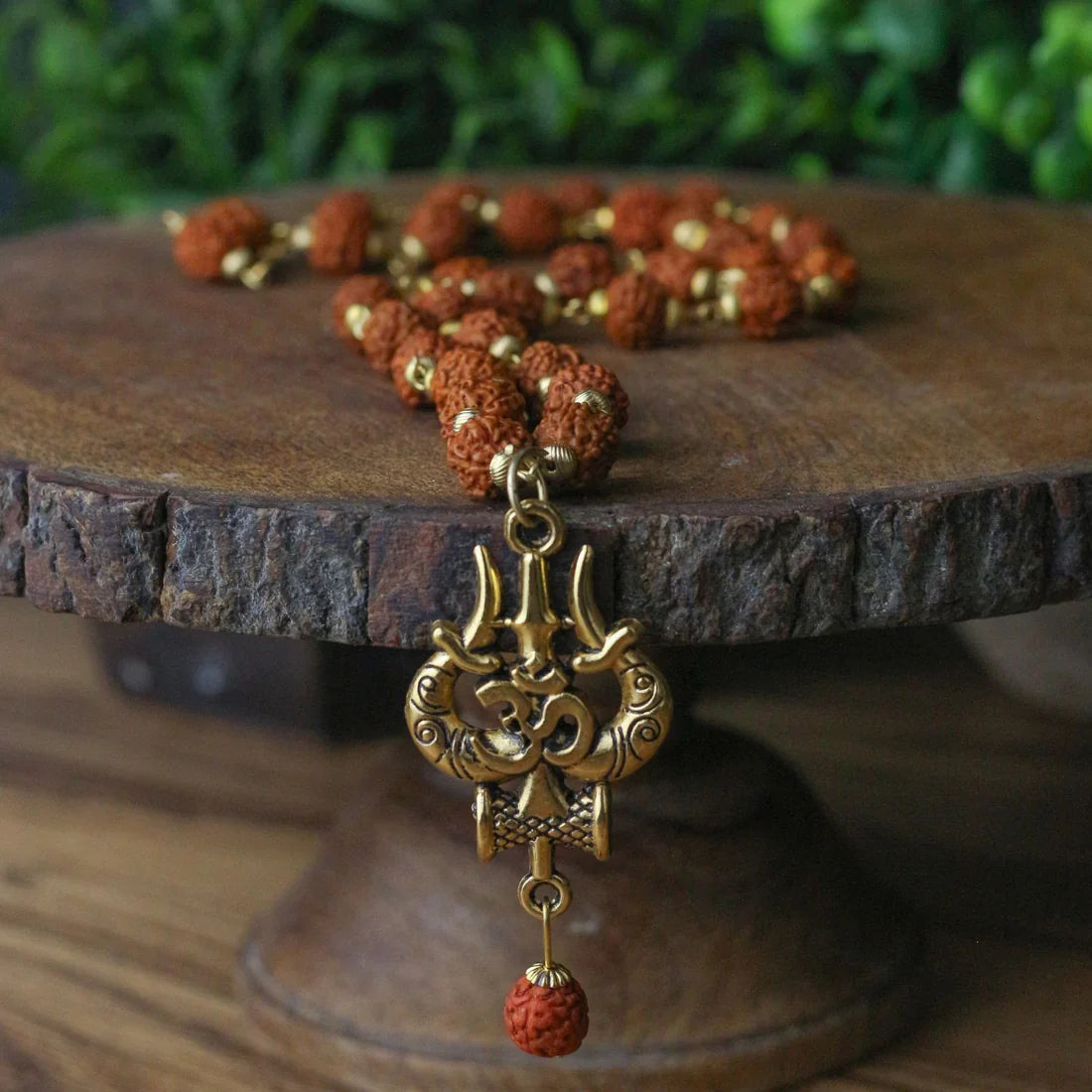 Colar Espiritual de Rudraksha com OM Trishul de Shiva: Atrai Sorte, Prosperidade e Proteção.