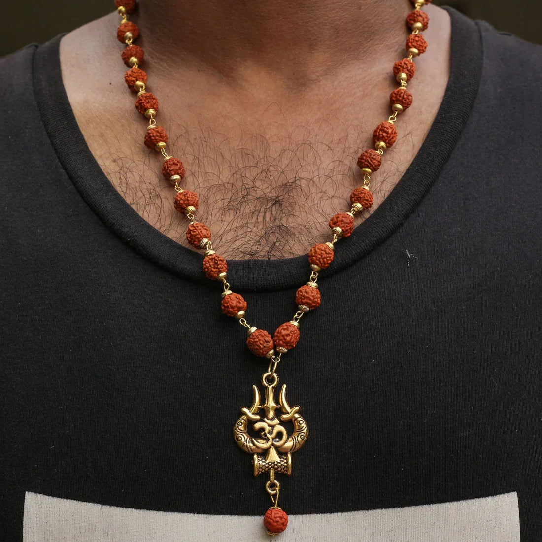 Colar Espiritual de Rudraksha com OM Trishul de Shiva: Atrai Sorte, Prosperidade e Proteção.